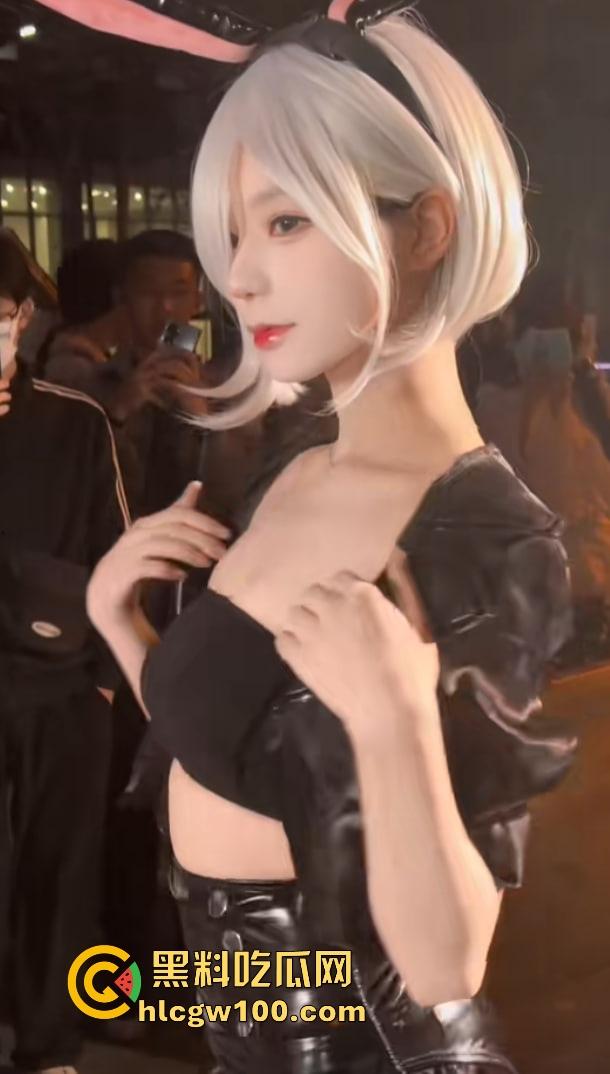 大城市漫展就是狠 不是内场去不起而是外场更有性价比 妹子敢脱不怕冷 锁骨短裙大腿全都露衣服越少越专业！-8