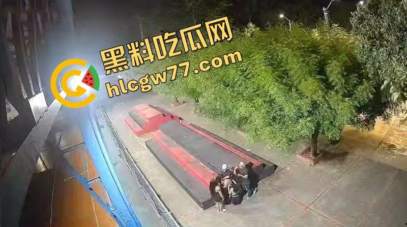 厦门公园老外深夜玩群P，三女被操到浪叫，站立口交野战内射，监控拍下简直野得离谱！-11