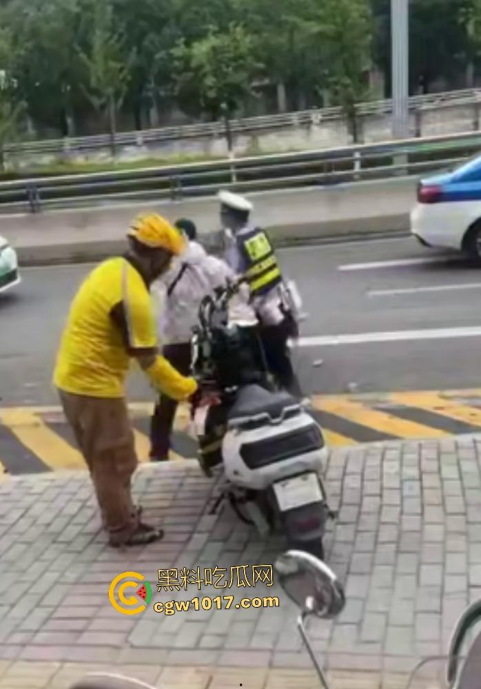 贵阳医院门口外卖小哥抢单血战，互殴拳脚头盔砸成稀碎，交警一人拦不住还得叫援兵，本是同根生相煎何太急呢！-1