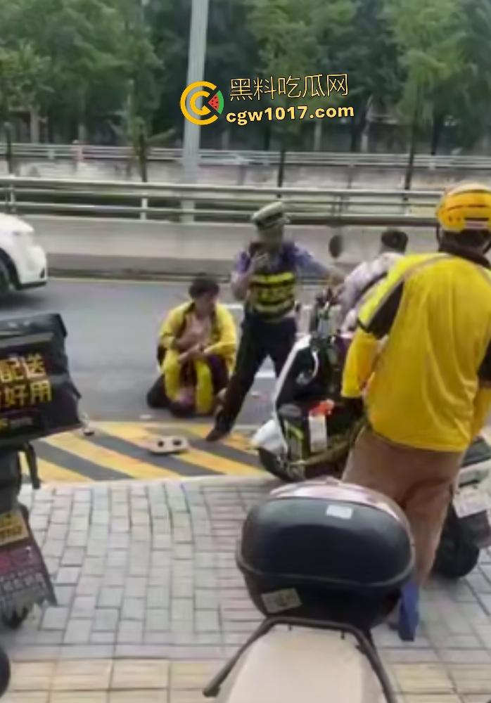 贵阳医院门口外卖小哥抢单血战，互殴拳脚头盔砸成稀碎，交警一人拦不住还得叫援兵，本是同根生相煎何太急呢！-5
