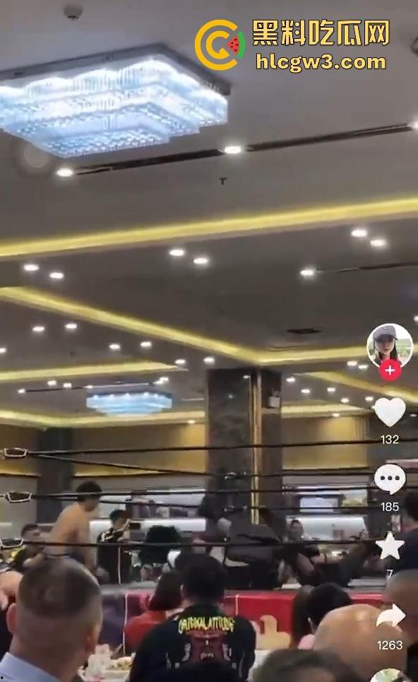 餐饮业卷到离谱江门邑尚酒店上演真实版WWE，边吃早茶边看人摔跤，这画风绝对新鲜-2