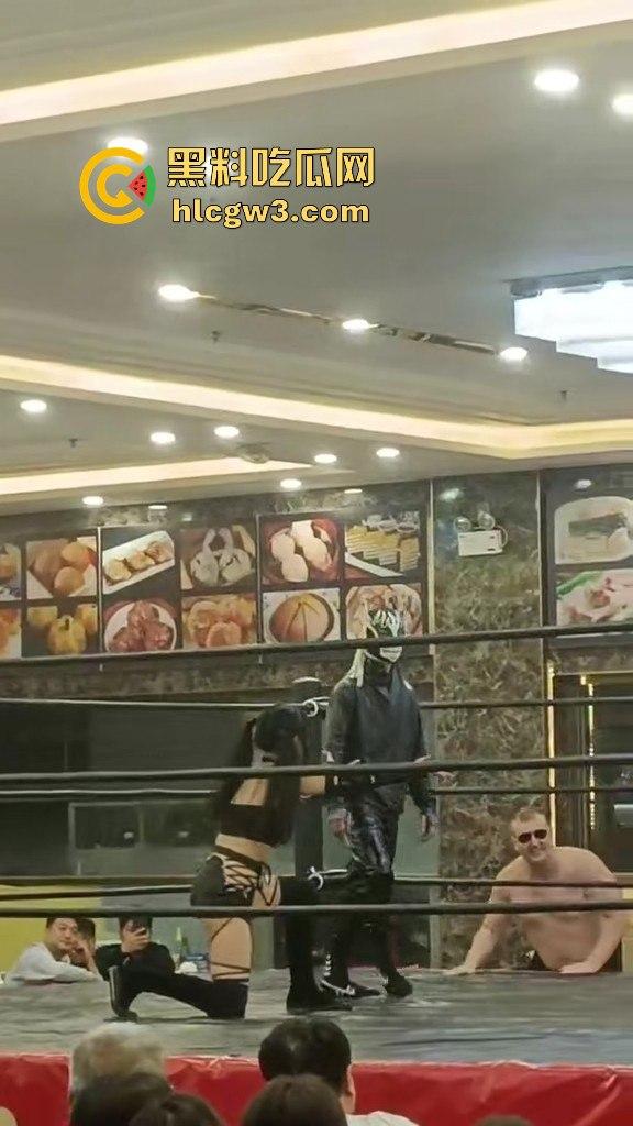 餐饮业卷到离谱江门邑尚酒店上演真实版WWE，边吃早茶边看人摔跤，这画风绝对新鲜-3