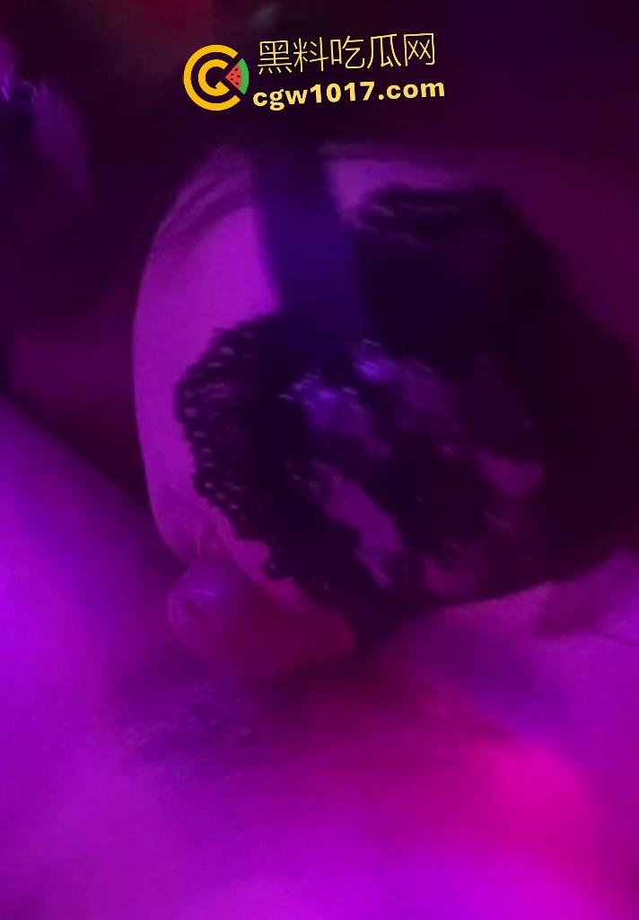 骚包【盯裆猫】夜里毒龙舔肛，后入淫水不够润滑油来凑，白天钻石塞屁眼再，金主累了坐鸡巴骑乘高效榨精！-1