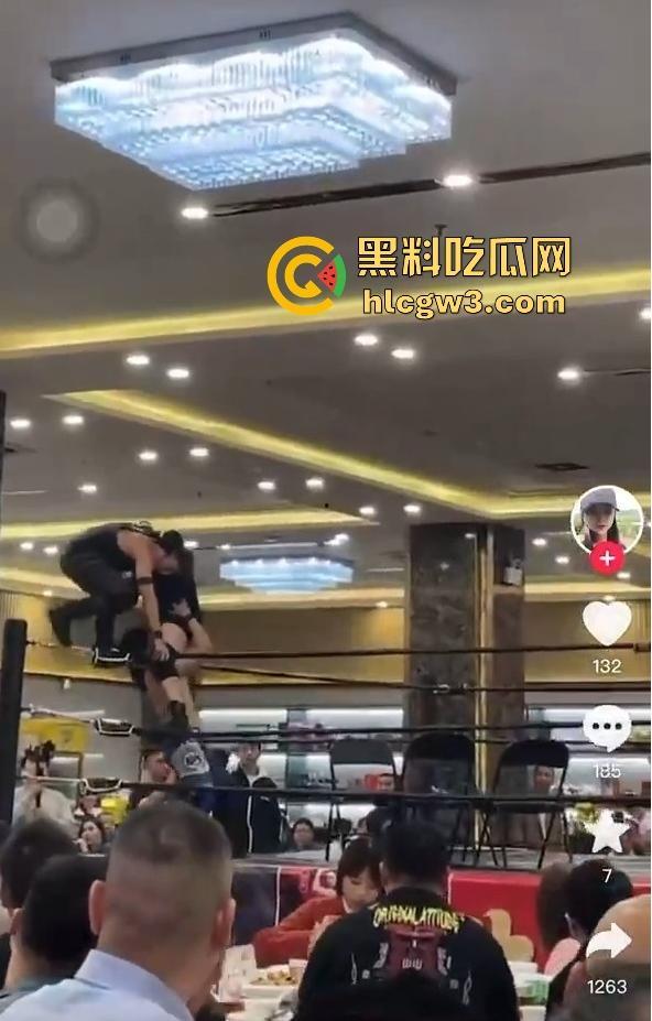 餐饮业卷到离谱江门邑尚酒店上演真实版WWE，边吃早茶边看人摔跤，这画风绝对新鲜-7