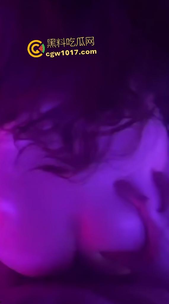 骚包【盯裆猫】夜里毒龙舔肛，后入淫水不够润滑油来凑，白天钻石塞屁眼再，金主累了坐鸡巴骑乘高效榨精！-2