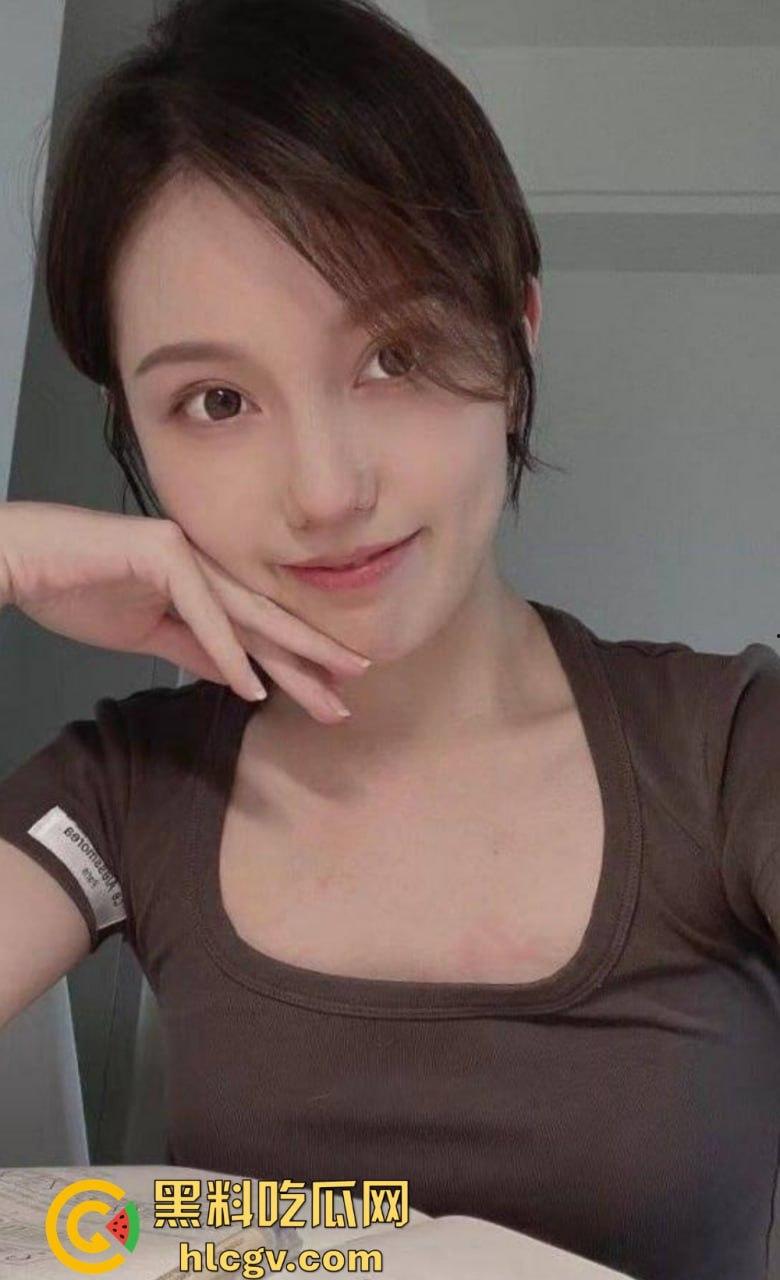 南充美女【李婉钰】被前男友曝光私密视频！黑丝长腿玩兴跳，长棍插穴骚气爆棚！-1