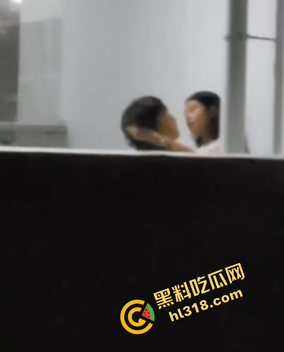 教学楼惊现激情直播，情侣课间角落舌吻互啃，男生手探裙底指尖猛扣小穴动作劲爆被全程录像直播！-3