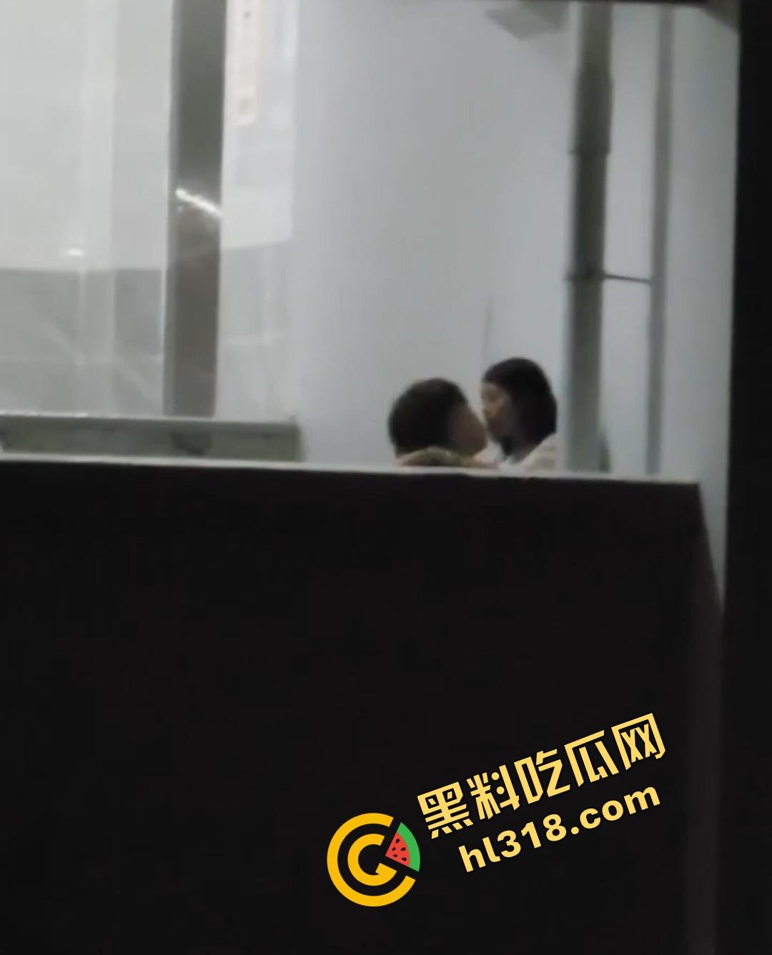 教学楼惊现激情直播，情侣课间角落舌吻互啃，男生手探裙底指尖猛扣小穴动作劲爆被全程录像直播！-4