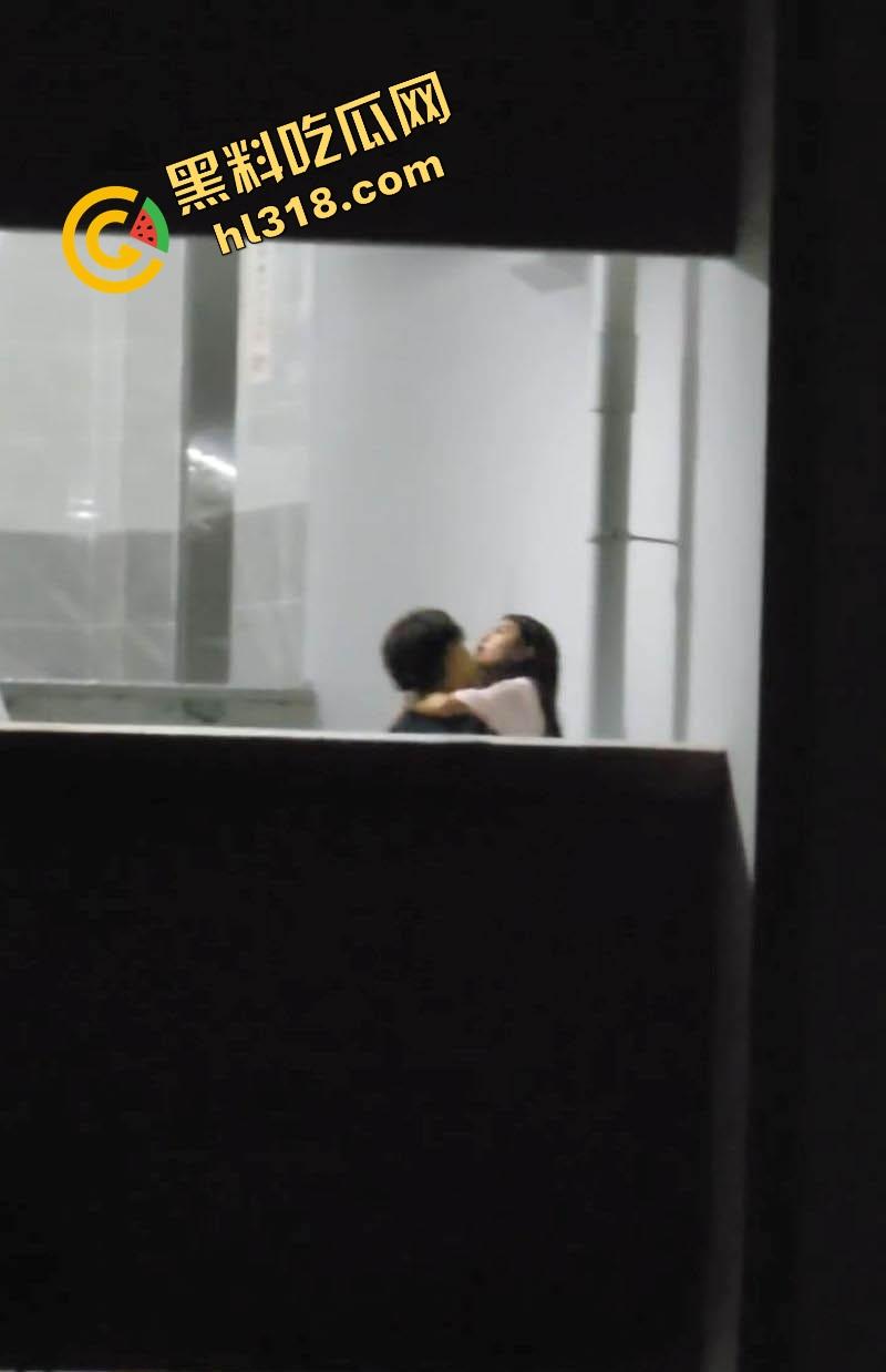 教学楼惊现激情直播，情侣课间角落舌吻互啃，男生手探裙底指尖猛扣小穴动作劲爆被全程录像直播！-7