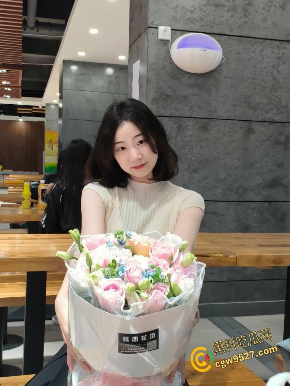 浙江清纯嫩妹【胡晓霞】，异地女友视频娇喘自慰，见面被戴着狗链被调教爆操，露脸舔屌超反差 !-1