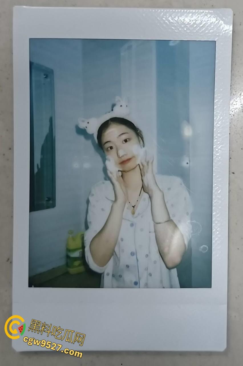 浙江清纯嫩妹【胡晓霞】，异地女友视频娇喘自慰，见面被戴着狗链被调教爆操，露脸舔屌超反差 !-2