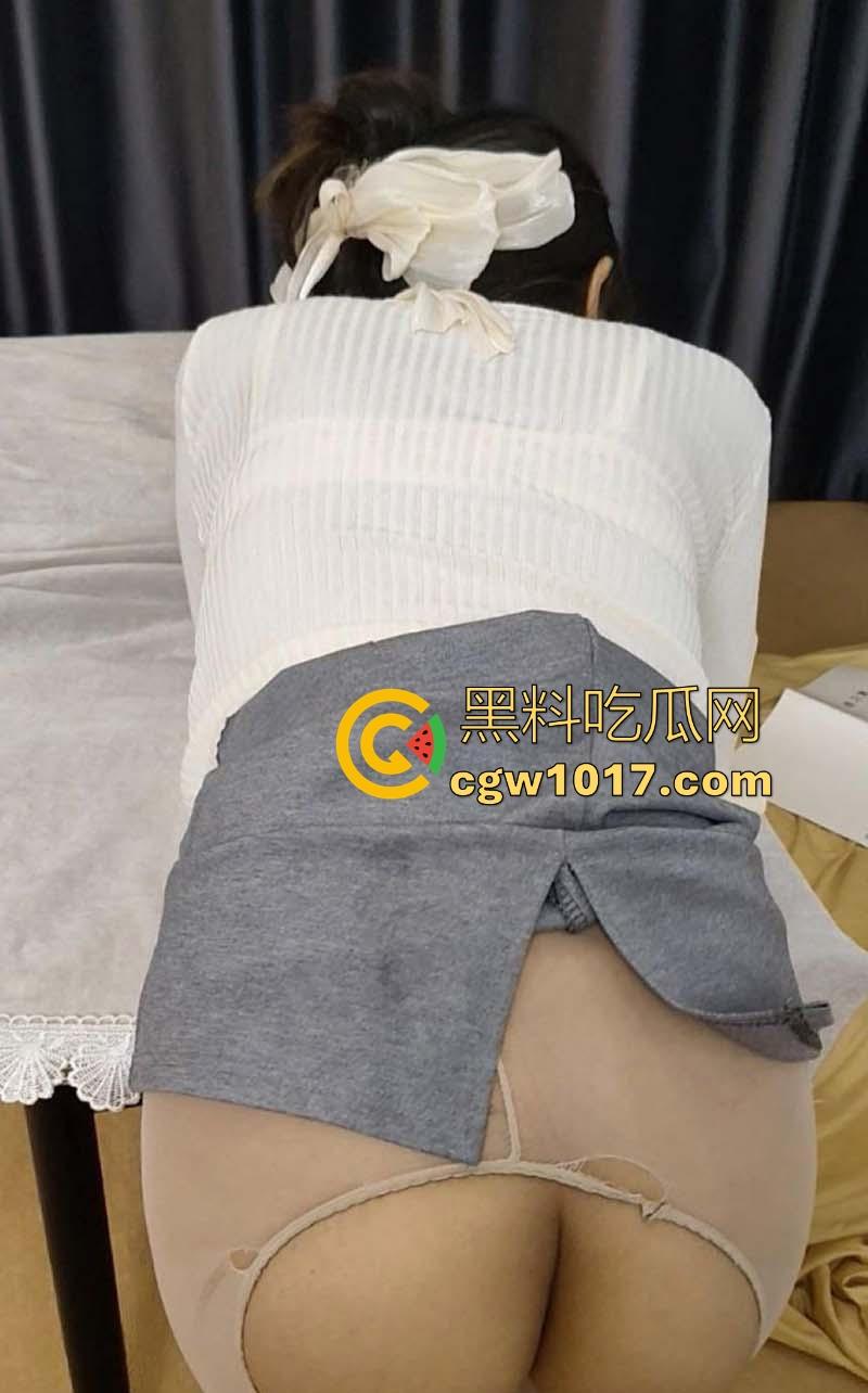 妈妈悄悄的钻进桌子下辅导着我做作业,边口交边督促我认真写着,童年的幻想已成现实!-7