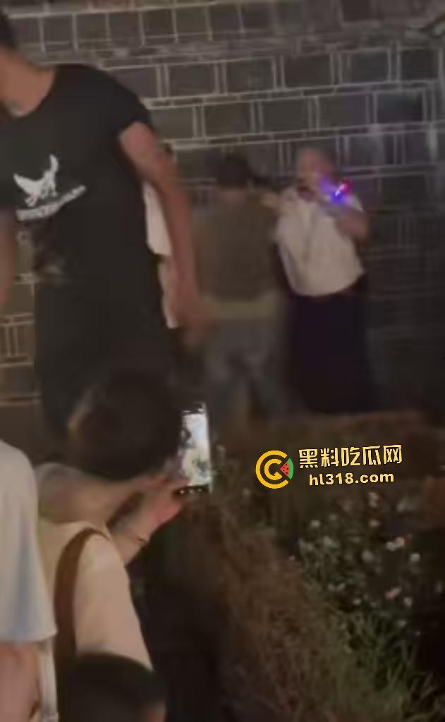 四川宜宾老公不给妻子买秋天第一杯奶茶跳河，白衣小哥拼命抢救还被打，上岸后老公直接一巴掌然后拖走！-2