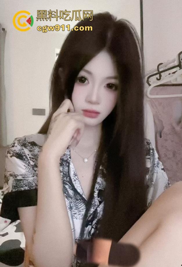 高颜值纹身母狗，制服吊带极品身材，镜前口交女上骑乘，淫水狂飙，无套猛操射胸上，爽得一批！-1