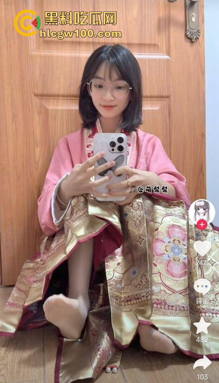 抖音反差眼镜妹【萌梨梨】定制福利曝光，半露脸黑丝jk猫耳跳蛋挑逗，喷一腿水！-15