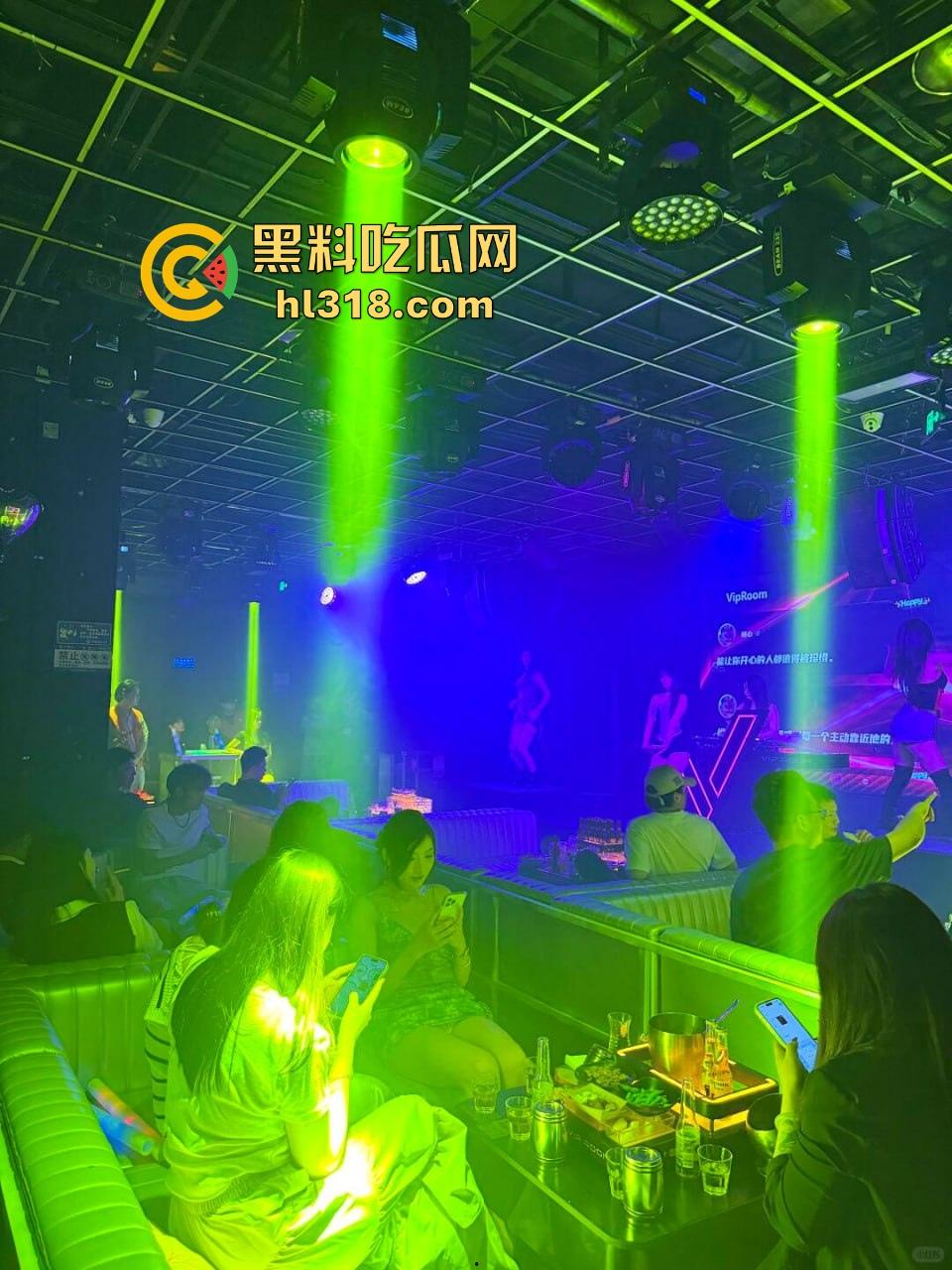 酒吧消费1万元拿下性感大奶营销，纯天然美乳微微上翘，苗条身材迎合暴操，简直是极品中的极品！-3