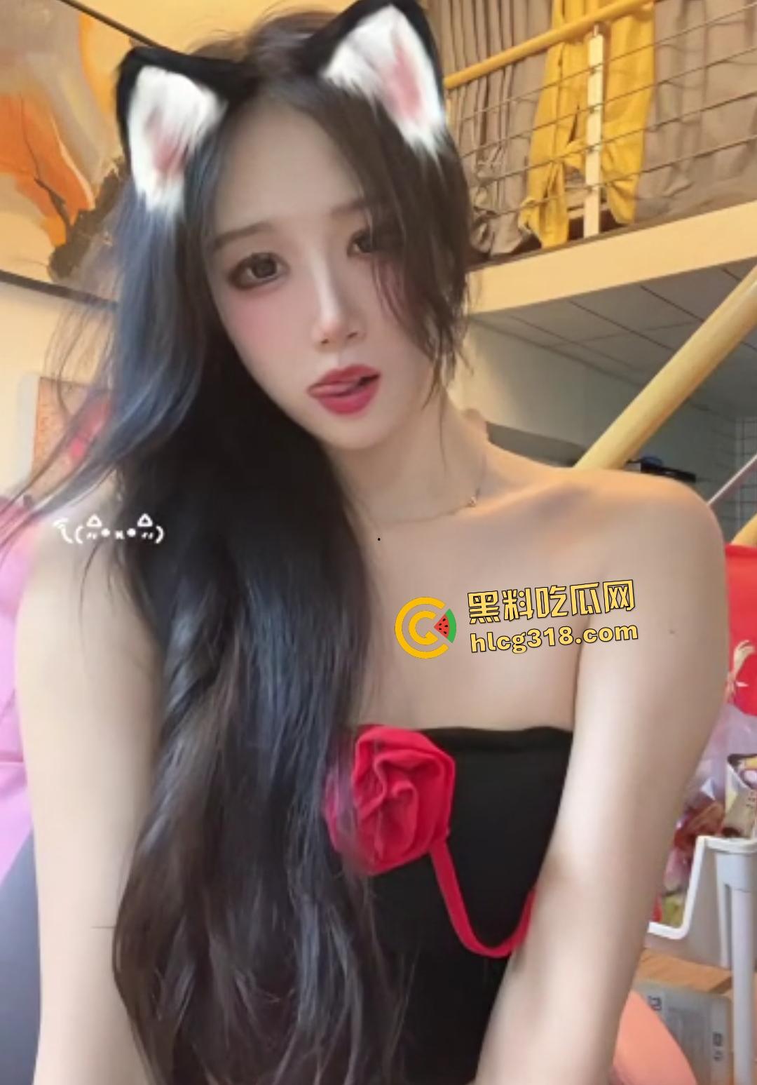 小学生教室打飞机竟因偷看老爸手机里老师黑丝开逼视频，这不是早熟，这是天生技能！-1