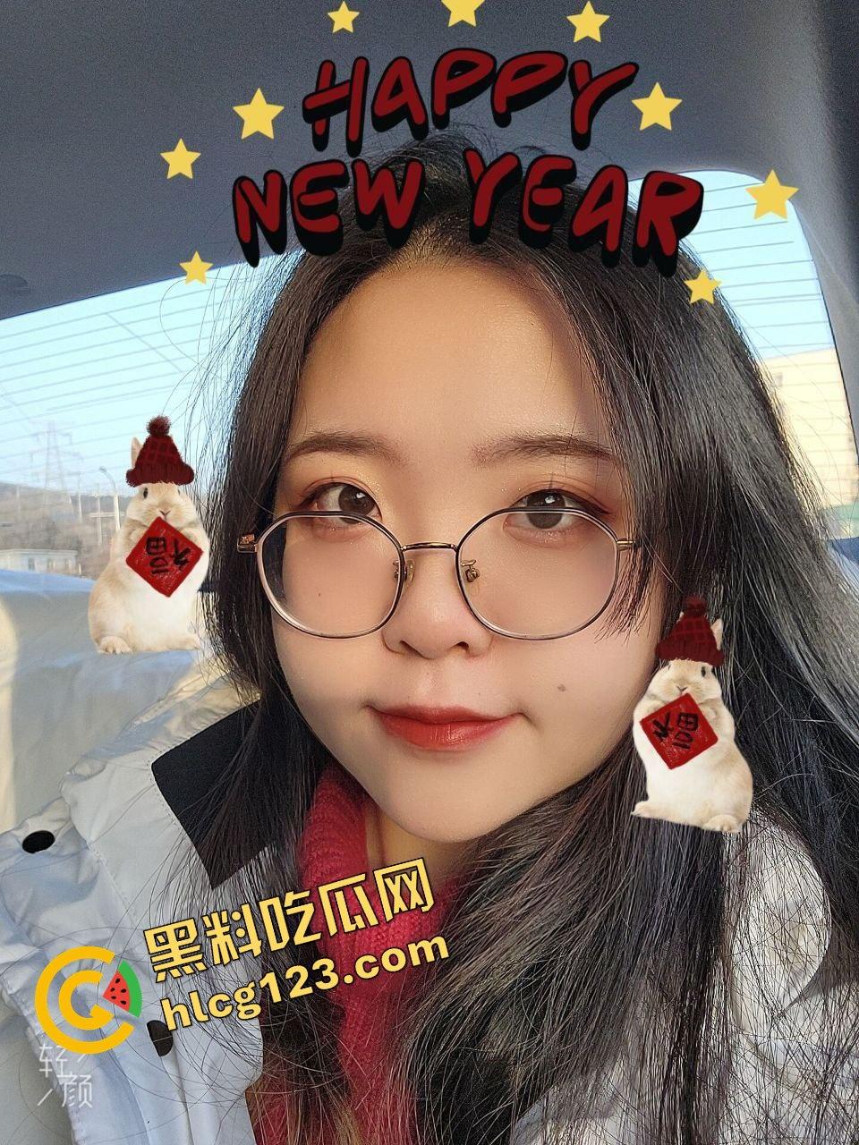 武汉眼镜反差妹床照流出！骚得彻底，但素颜照真实到吓人！-10