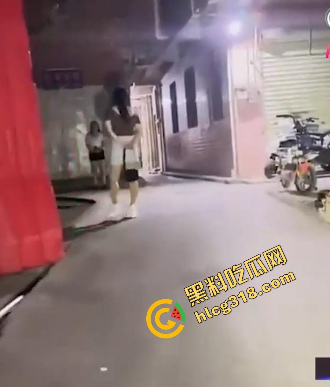 代驾小哥走错路，误入广州快餐洞洞乐街，5分钟看到20个站街妹，还有人主动贴窗舔门把，狼友们你们懂？-4