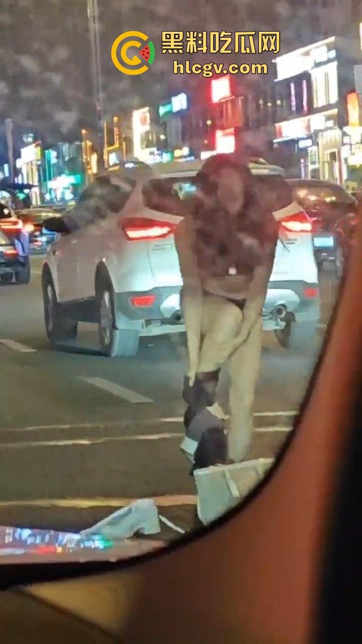 情侣吵架直接大街脱光！脱衣国际手势，伤敌1000自损800的操作真看傻了！-3