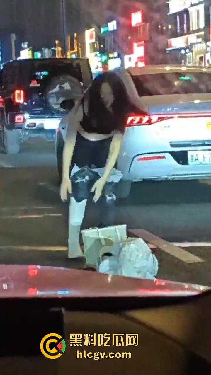 情侣吵架直接大街脱光！脱衣国际手势，伤敌1000自损800的操作真看傻了！-5