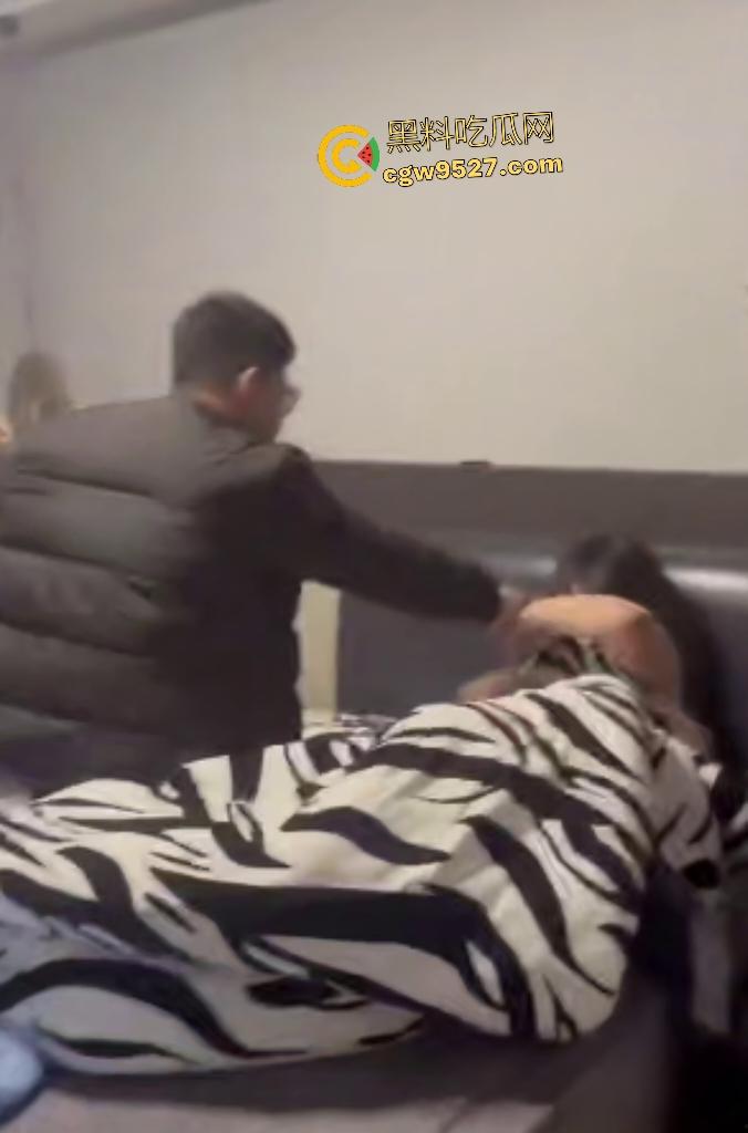 哥们糊涂出轨丑小三！原配联手小三老公抓奸，进门直接暴打两人，网友还说这老婆气质远超小三还能出轨？-5