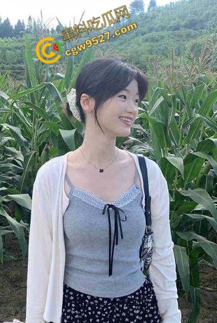 海角乱伦！贪玩的大学生表妹，诱惑的禁忌之恋，叔叔托我照顾她，我却将大屌深深插入表妹嫩穴-1