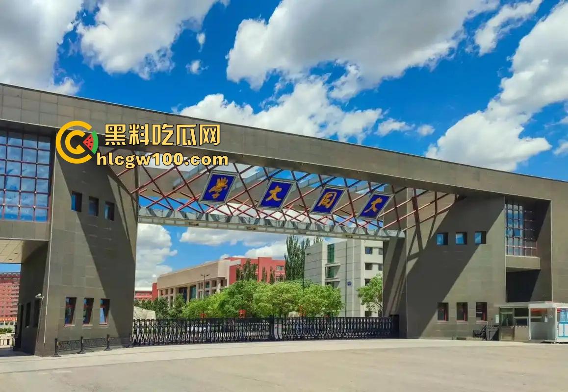 山西大同小情侣把教室课桌当大床房,女的光身子男的抠半天刚硬起来,女友发现监控吓得躲桌底,保安吃瓜笑疯了!-1