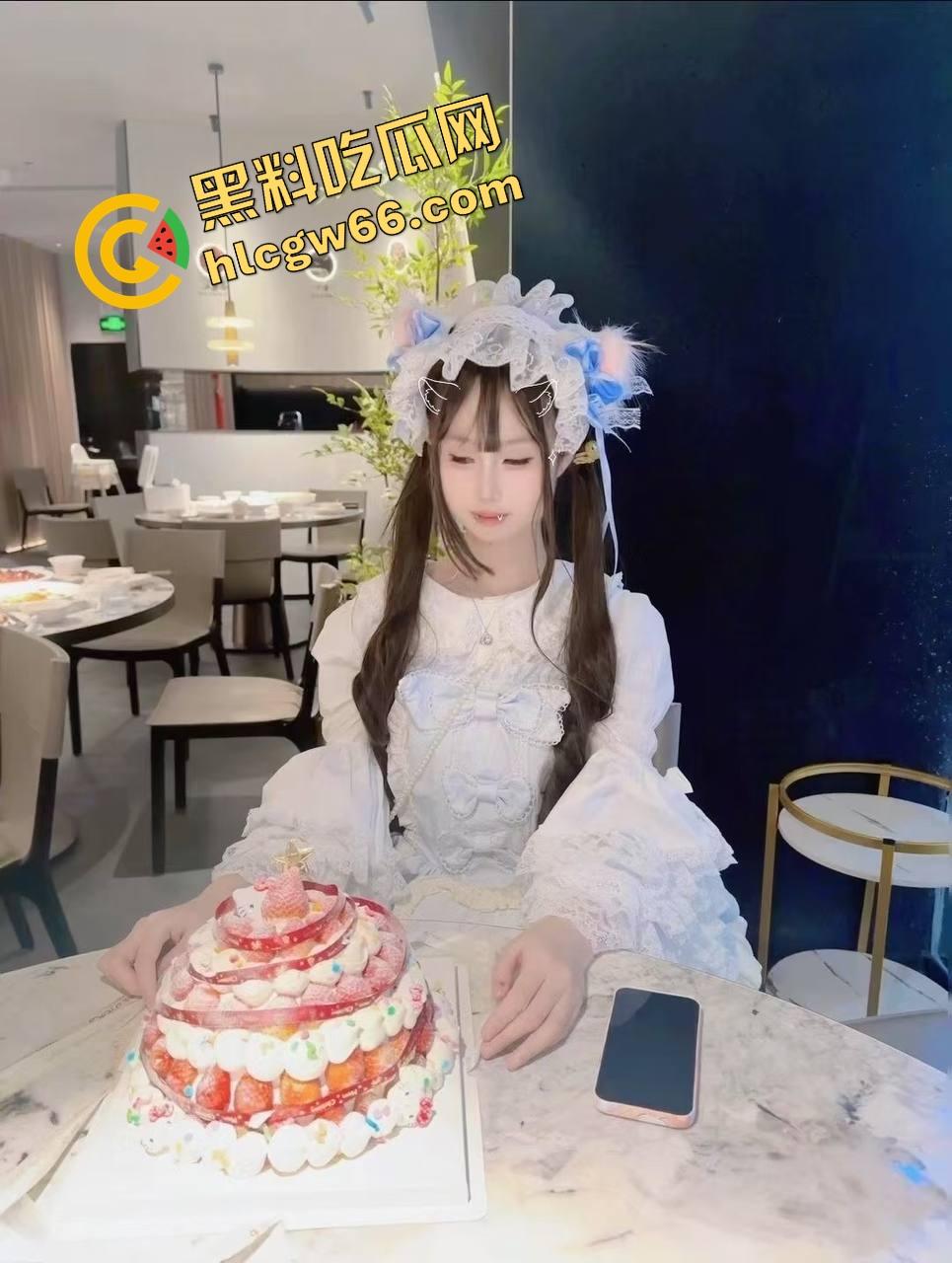 粉嫩馒头逼撑开两根黄瓜，极品白虎嫩妹自拍自慰流出，屁眼小穴齐开花，呻吟像在撒娇要操！-1