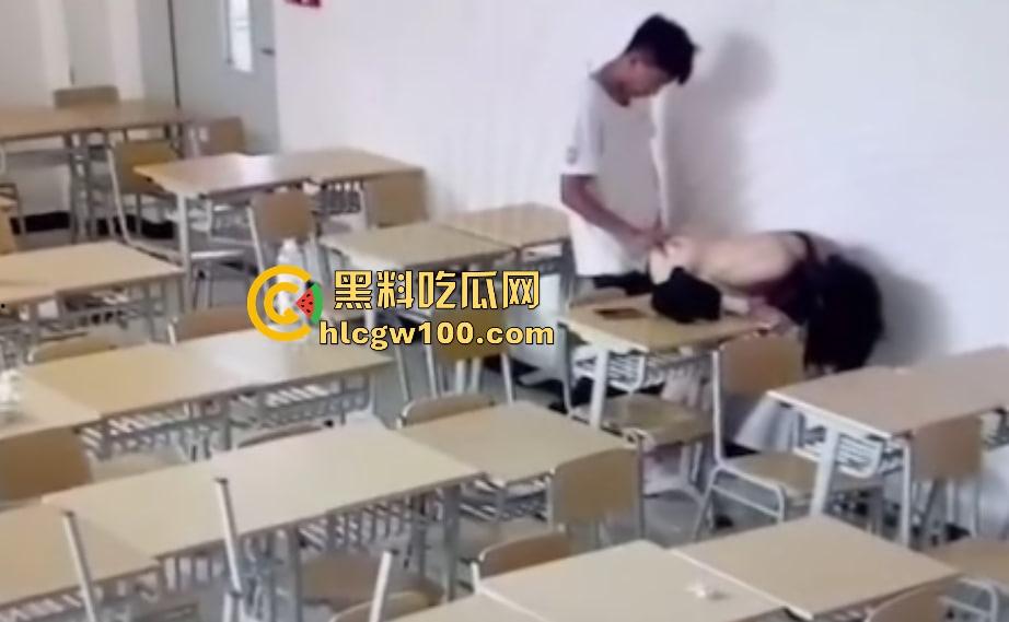 山西大同小情侣把教室课桌当大床房,女的光身子男的抠半天刚硬起来,女友发现监控吓得躲桌底,保安吃瓜笑疯了!-6