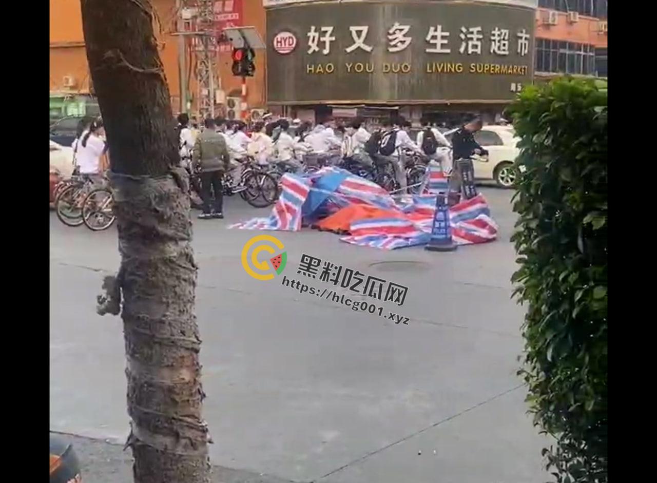 潮州庵埠镇安南路声乐酒店路口被一辆自行车被大货车撞到碾压，监控画面惨不忍睹脑浆爆裂出来 真的是骑车不看路当自己家了-5