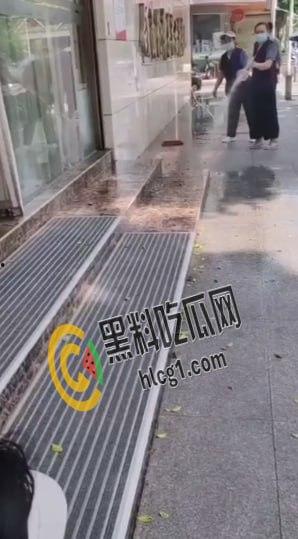 广州女孩整牙手术做残废了上门讨说法 被店员拿水枪冲并拖拽 现在无良商家都这么嚣张吗？-6