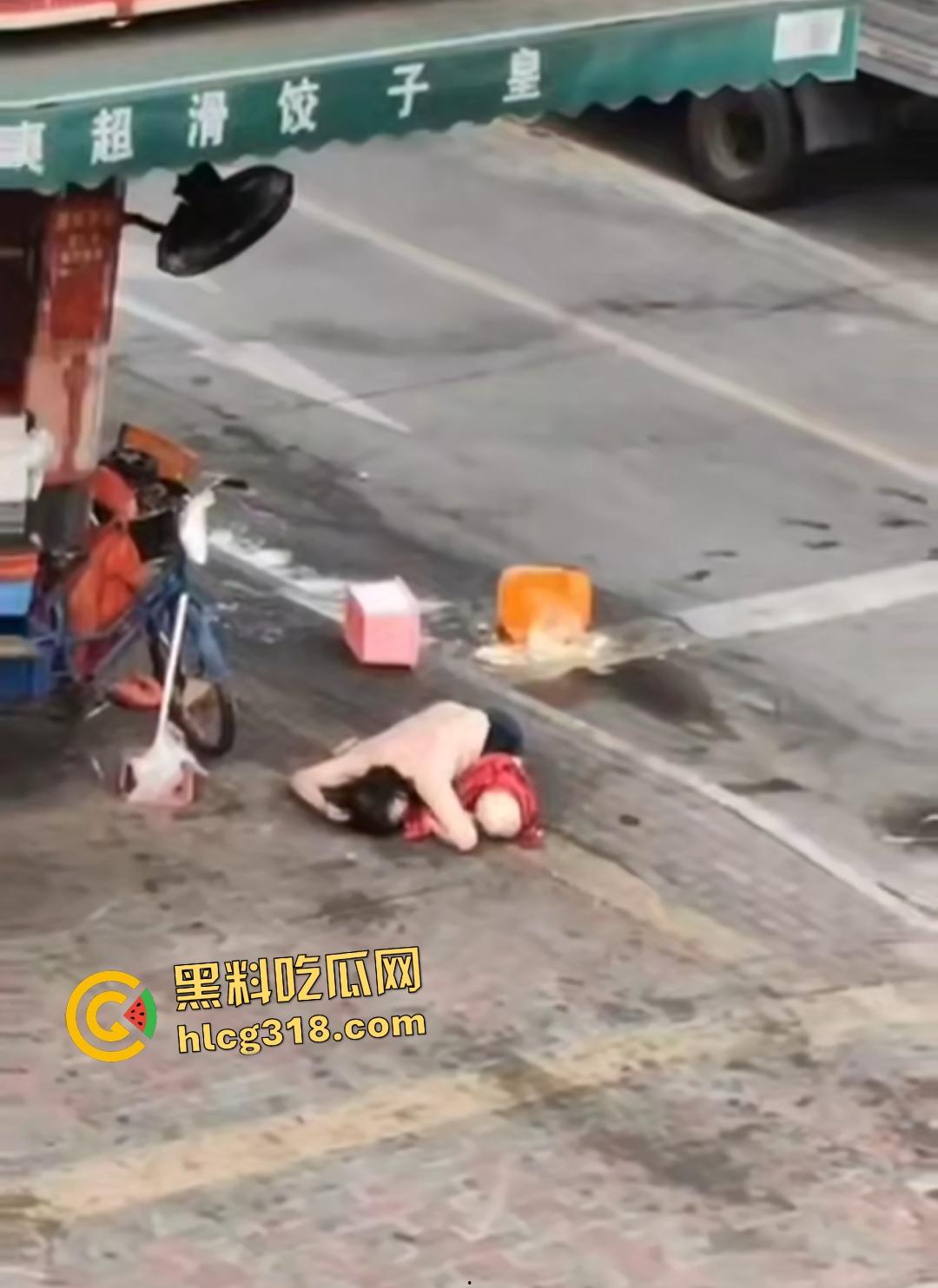 熟女被光头佬老板小鲜肉抛弃街头裸奔，精神崩溃露逼狂奔还给秃头打广告！-3