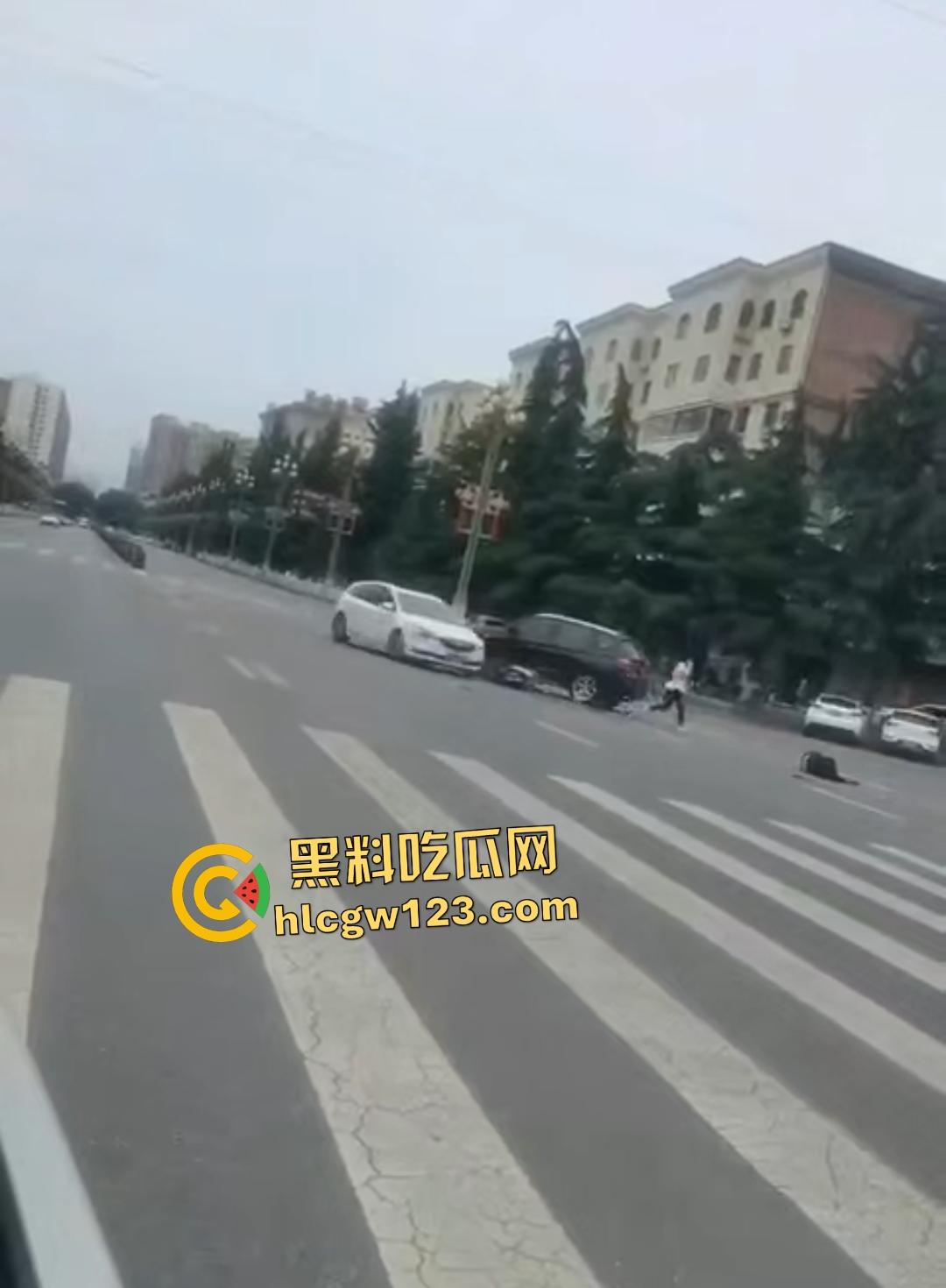 宝鸡社区书记【张春凤】54岁飙车狂追女子，侠盗飞车撞人场面吓傻路人！-6