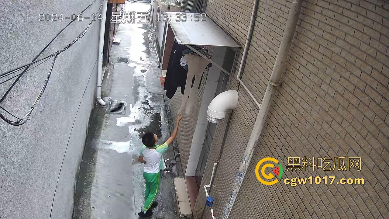 戴着红领巾偷丝袜！小学生大胆偷取少妇原味衣物，身高不够工具来凑，白袜丝袜统统收入囊中，原味控从小练起！-6