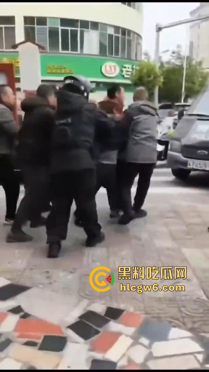 云南玉溪大批穆斯林在玉溪市政府前非法聚集声援，据称因当天警察从一间餐厅带走他们的头目【阿訇马玉巍】。-7