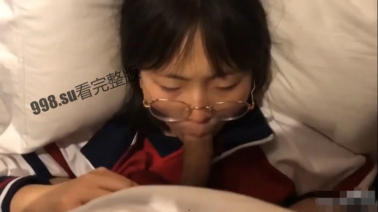 河南实验高中！眼镜学妹穿校服与男友啪啪视频-1