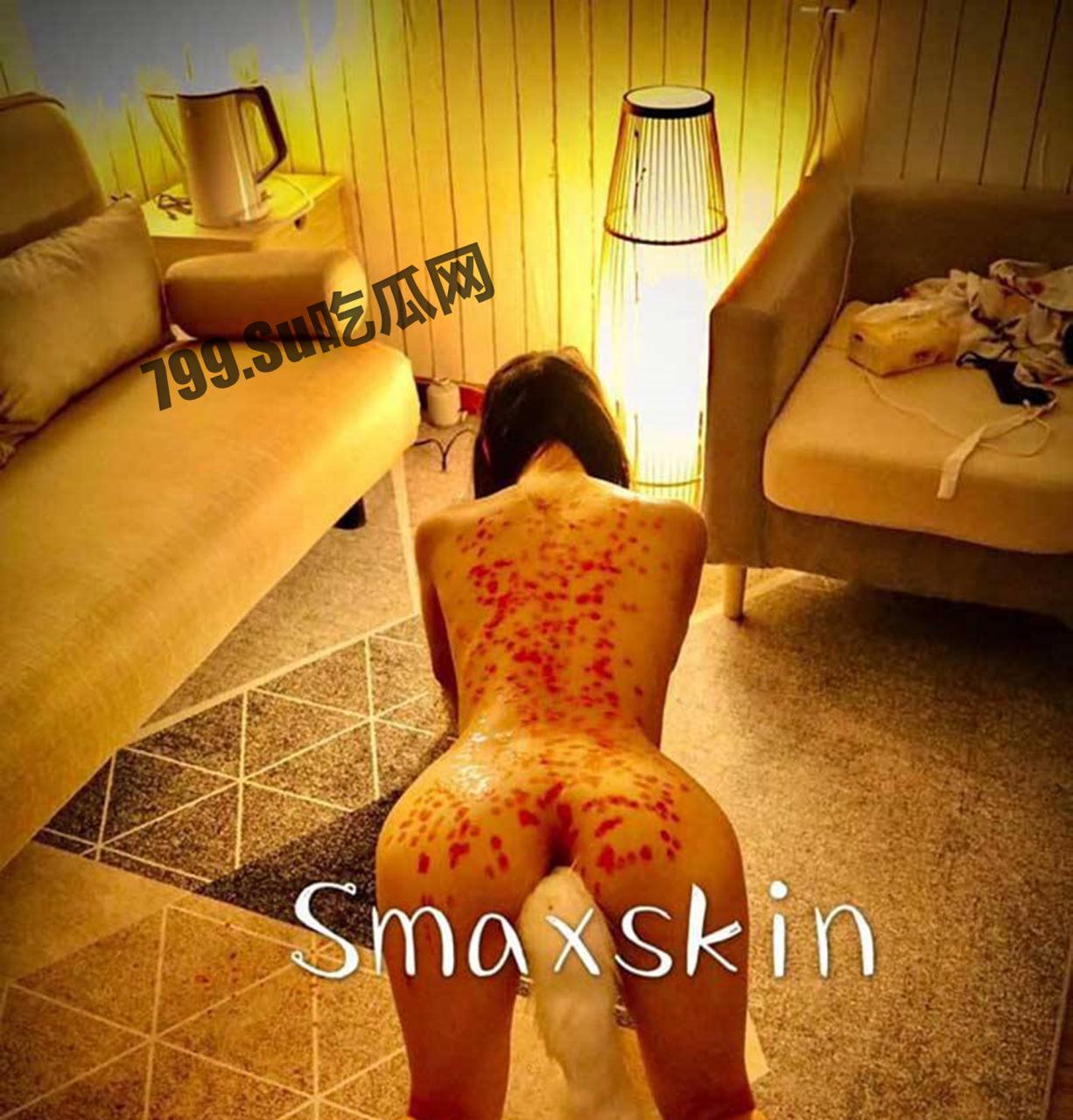 推特网红 S 级身材 skin 反差母狗私拍 各种人前露出 SM 调教 3P 啪啪 视频合集流出-1