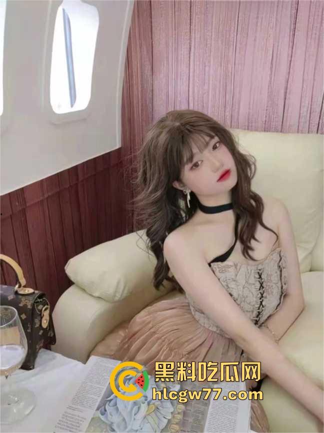 广东碧桂园职业学院卡哇伊学生妹在酒店接受炮友安排的多人运动 场面高燃堪称AV级群交！-2