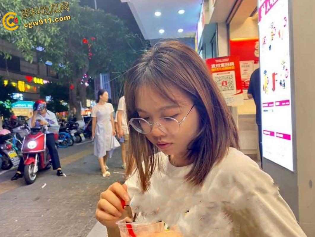 湖南农业大学反差母狗【王弈晴】，外表清纯巨乳嫩妹，私底下超级风骚，叫床声音十分好听，还喜欢口爆吞精！-2