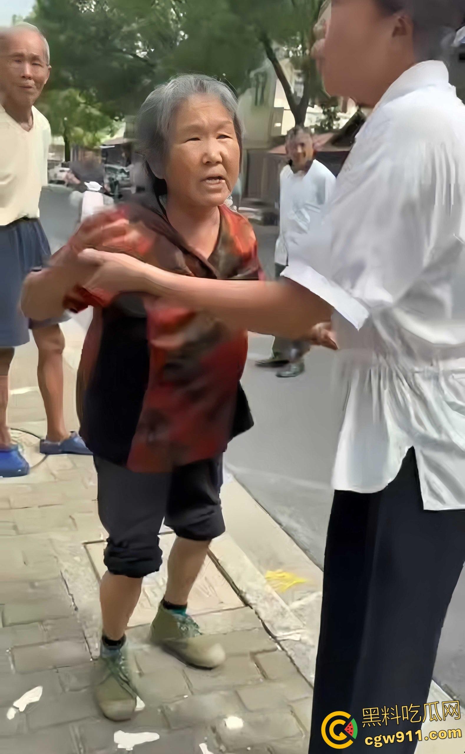 上海一女子路边停车，被老人推着板车刮了车衣，本想简单沟通，却不料老太太突然倒地撒泼打滚 ！-2
