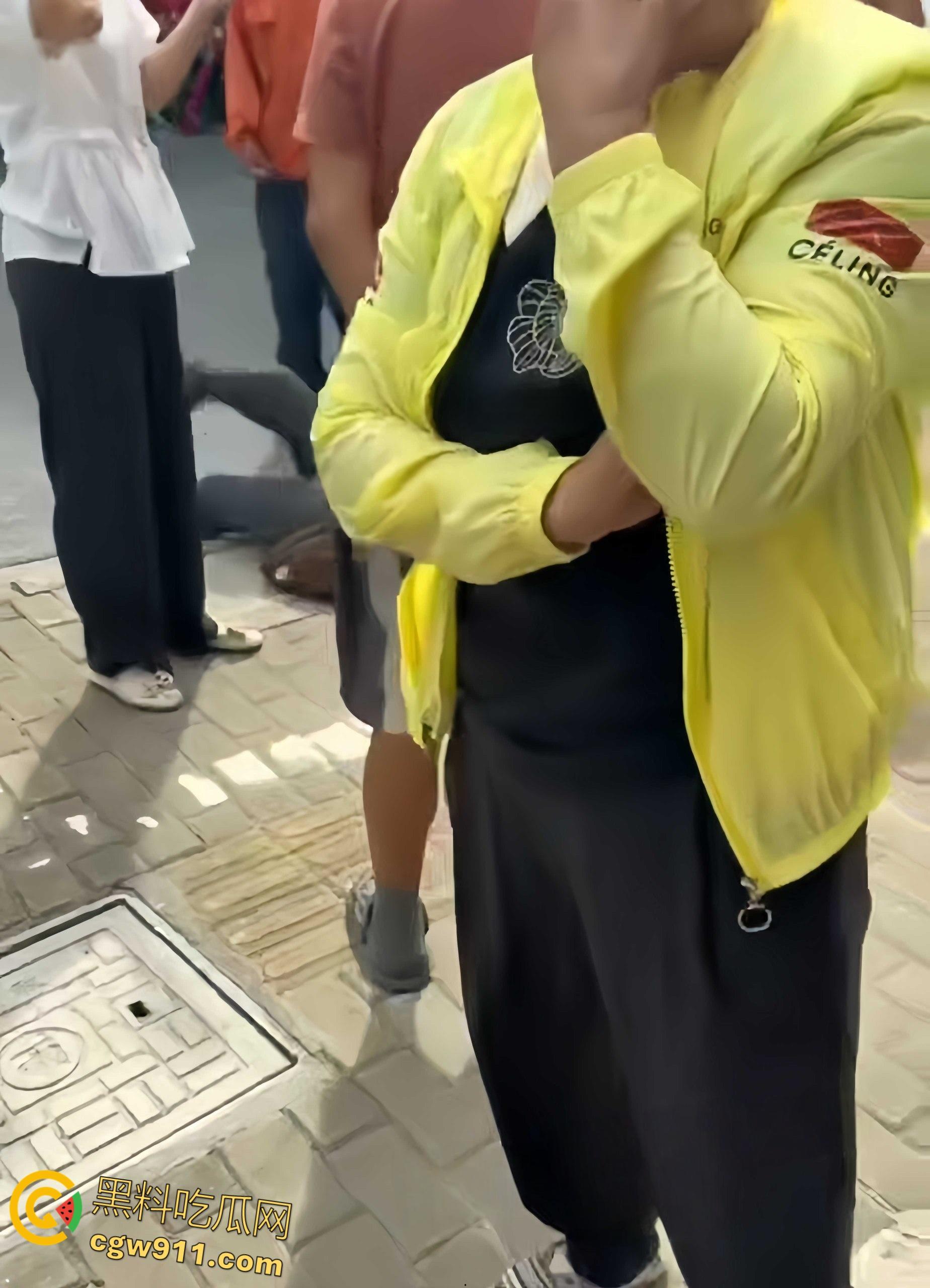 上海一女子路边停车，被老人推着板车刮了车衣，本想简单沟通，却不料老太太突然倒地撒泼打滚 ！-3