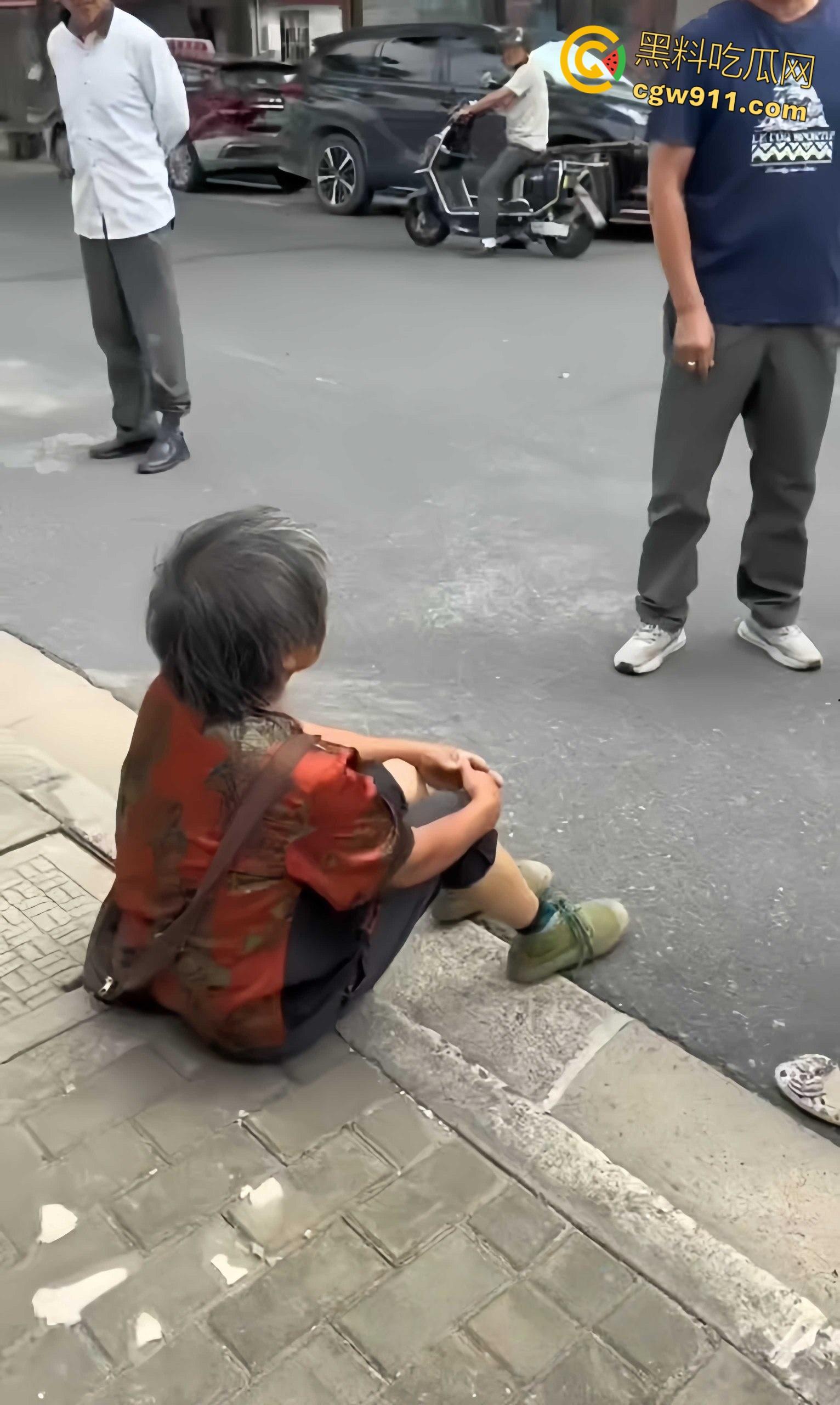 上海一女子路边停车，被老人推着板车刮了车衣，本想简单沟通，却不料老太太突然倒地撒泼打滚 ！-4