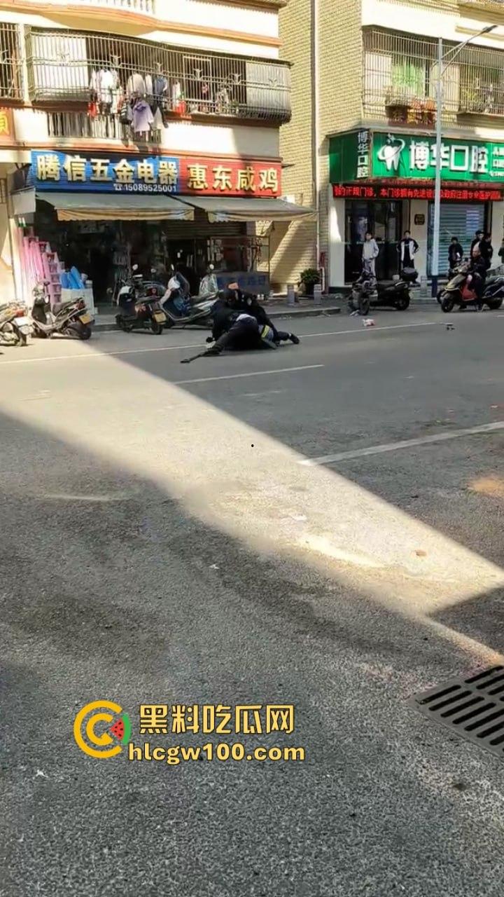 大爷不语只想砍人 汕尾市海丰县单身老头当街挥刀泄愤吓坏路人  疑似故意混牢饭？-6