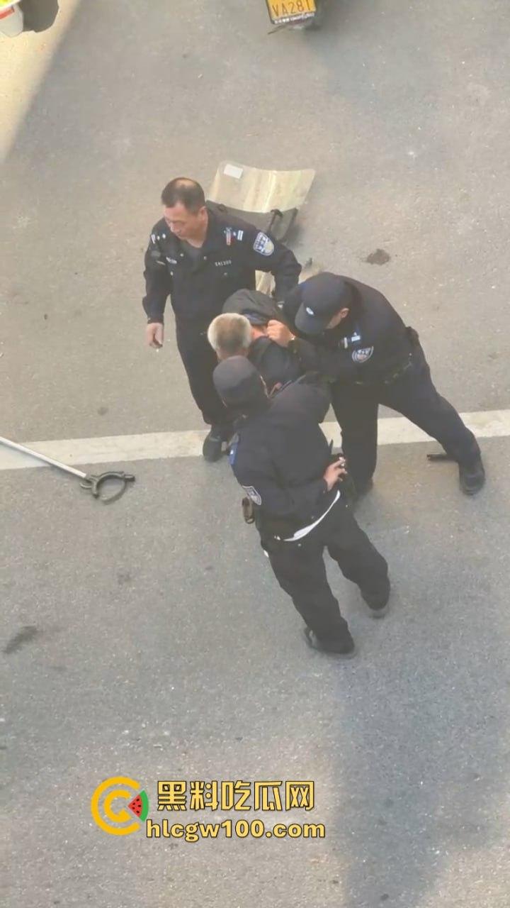 大爷不语只想砍人 汕尾市海丰县单身老头当街挥刀泄愤吓坏路人  疑似故意混牢饭？-8