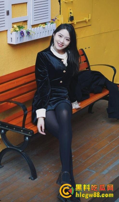 南京大学艺术学院大三贱母狗『杨豆豆』跟新闻狗李某轩搞破鞋，内射烂逼还舔得香，老子曝光这骚货微信随便操！-1