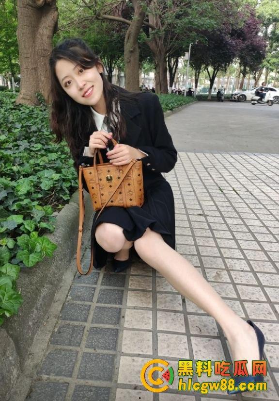 南京大学艺术学院大三贱母狗『杨豆豆』跟新闻狗李某轩搞破鞋，内射烂逼还舔得香，老子曝光这骚货微信随便操！-4