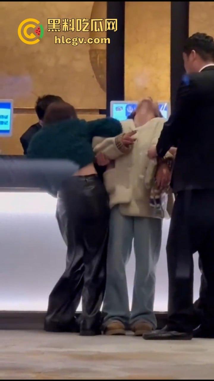 北京三里屯烂醉女大闹酒店大堂 脱衣扒裤还骚扰大堂经理 最后这是被捡尸了？-1