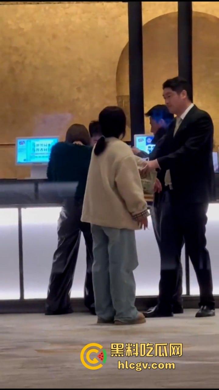 北京三里屯烂醉女大闹酒店大堂 脱衣扒裤还骚扰大堂经理 最后这是被捡尸了？-2