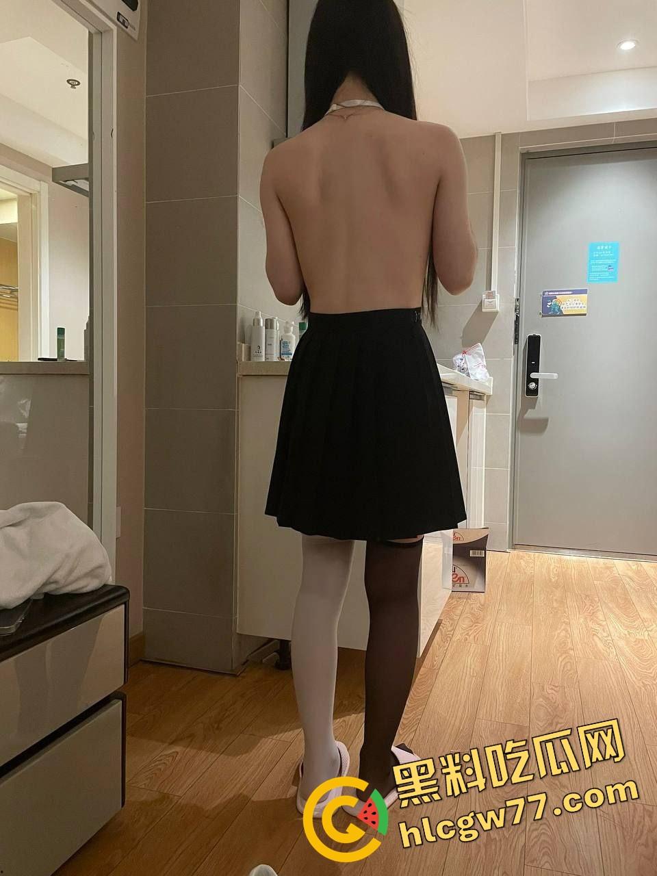 石家庄精神小妹【李亿亿】穿JK制服上门舔棒，含着鸡巴的样子贱得想让人一巴掌操她脸上！-11